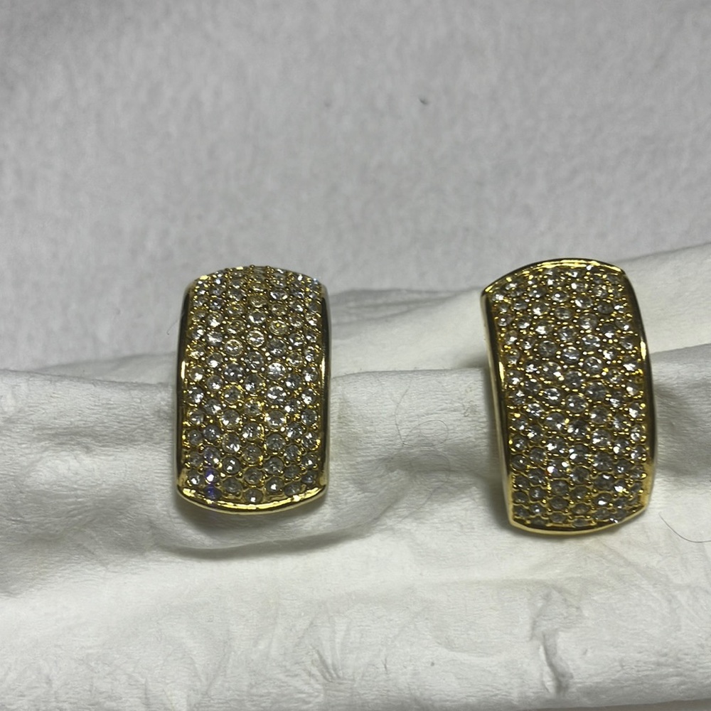Heavy GoldToned and Swarovski Crystals. Beautiful on every ear. Expensive looks.